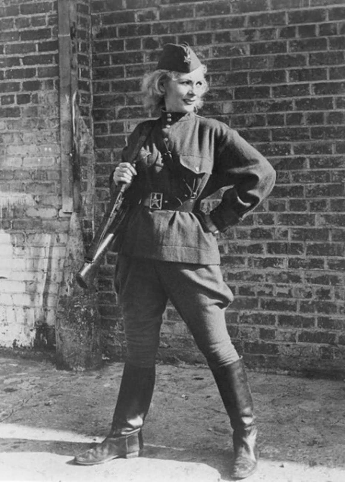 Kyra Petrovskaya: Soviet sniper girl and survivor the Siege of Leningrad, 1940-1980 Kyra Petrovskaya was a 