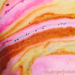 lushxperfection:    ღNorthern lights &amp; Sparklerღ  My favorite bath cocktail! these two go so perfectly together. Wish I would’ve stocked up on them.