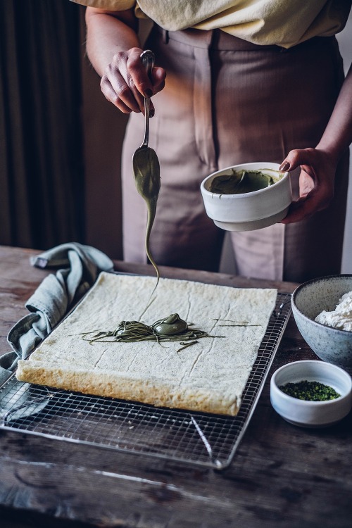 sweetoothgirl:    Gluten-free Pistachio-White Chocolate Swiss Roll Cake