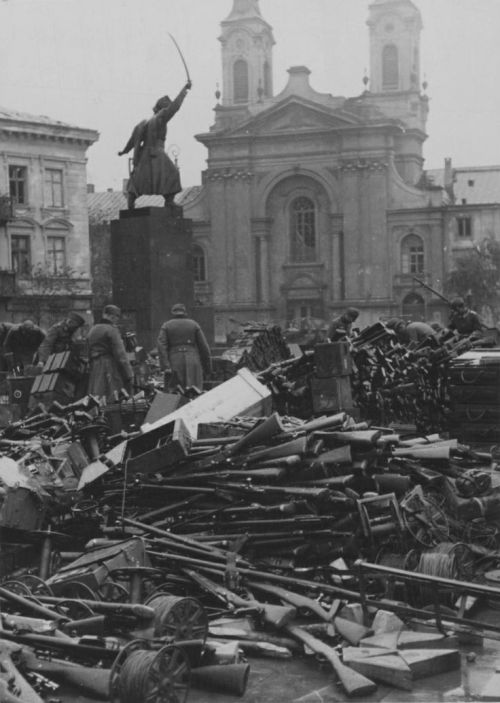 tumbrloslav:Oct 16, 1939, Warsaw, Poland: German soldiers examine arms and ammunition surrendered by