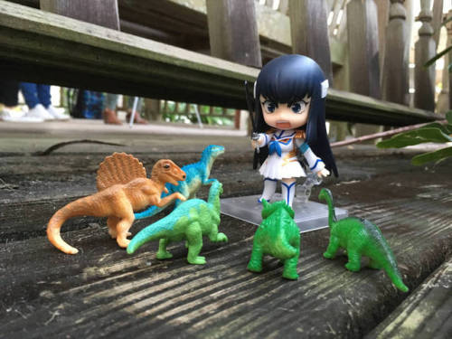 darksouldream:Satsuki Kiryuuin vs. Dinosaurs by ThePhobosAnomaly ~~~ Satucia Ciriuin et Dinosauri in