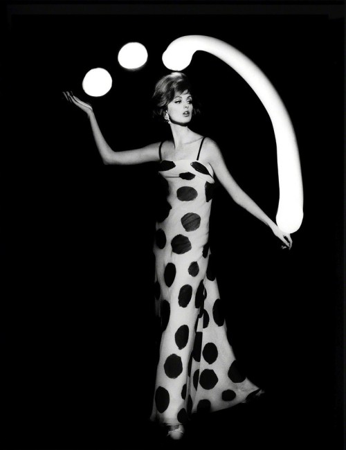atomic-flash: Dorothy juggling white light balls, Paris, 1962 - William Klein, Photographer (via Hac