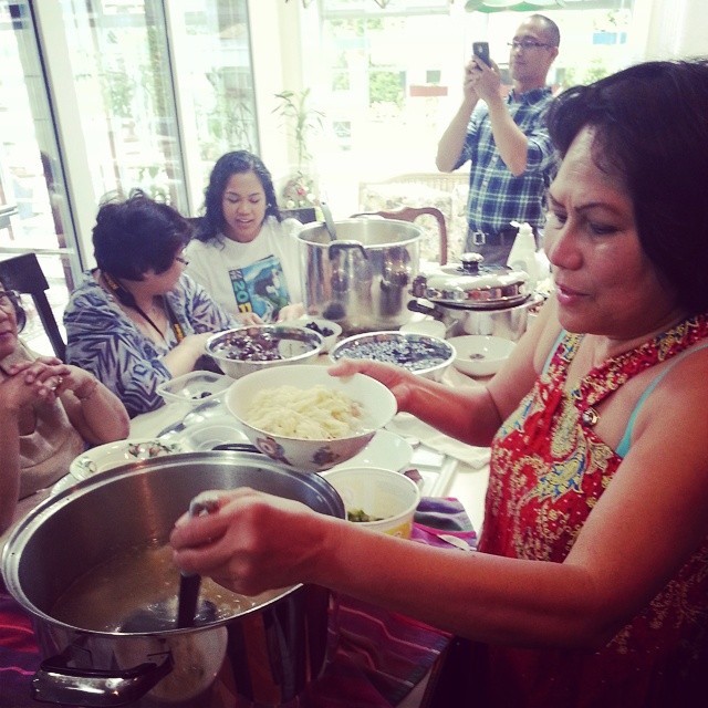 Tita Arlene hooking it up with a bowl of Wonton #MamiSoup and #Siopao.This was #Merienda right after cousin Gabe’s wedding ceremony. #FamilyReunion #FilipinoFood #Latergram #SoupIsGoodFood