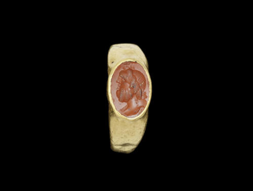 Gold and jasper Roman intaglio ring depicting a profile of a bearded god, c. 1st-2nd centuries CE. F