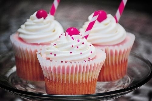 avycat:  cakes | via Tumblr on We Heart It. http://weheartit.com/entry/81000728/via/ameliemaib7 