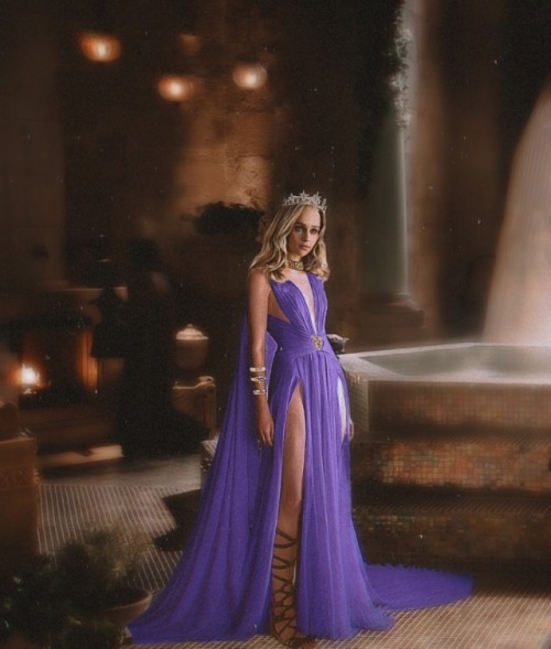 asoiafdaenerysdaily: Daenerys Targaryen’s outfits (6/?): Deep plum silk gownWhen she was clean