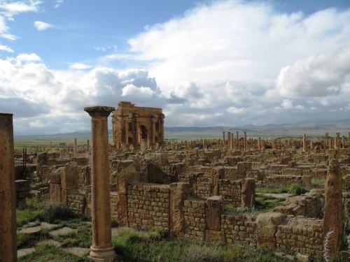 Incredible places, amazing photos: Timgad, Roman colony in Algeria founded by Emperor Trajan.