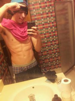 randomjocks:  straight saggin’ with his