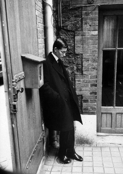 colecciones:Yves Saint Laurent after attending Christian Dior’s funeral, Paris, 1957. Photo by