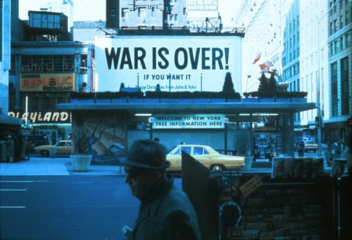 “War is over!”, 1969, Valla Publicitaria instalada en Times Square, NY - Yoko Ono (via t