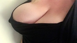 bigdaddysgirl71:  yep999:  Peek a boobs.