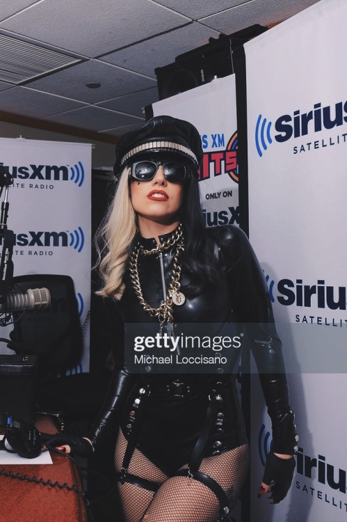  [PHOTO]— Lady Gaga visits «The Howard Stern Show» on SiriusXM Hits 1 at SiriusXM Studio in New York