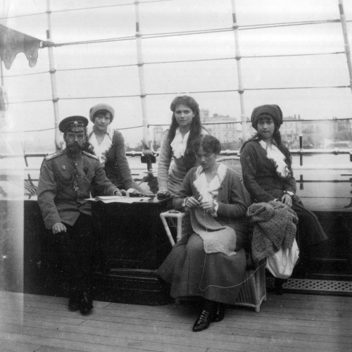Tsar Nicholas II with his daughters, Olga Nikolaevna, Tatiana Nikolaevna, Marie Nikolaevna and Anast