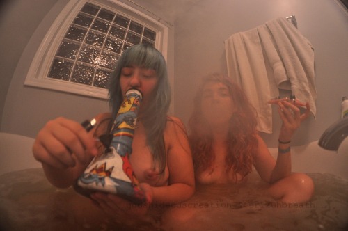 godshideouscreation:  erizuhbreath & i at my new house smoking in my tub <3  to see 300+ photos donate to me ;) if you delete my caption i’m coming to get you. 