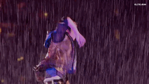 Arashi performing P.A.R.A.D.O.X in the rain during Blast in Hawaii (2014).