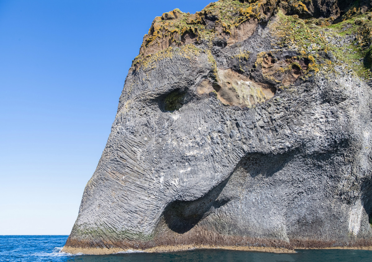 shitmegusta:  laughingsquid:  An Amazing Rock Formation On an Icelandic Island That