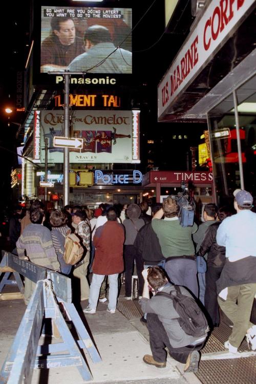 blacksailsnby:loverivalry:seincast:New Yorkers stop to watch the “Seinfeld” finale in Times Square -