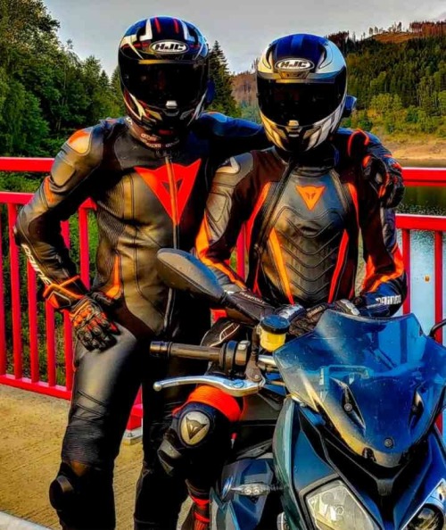 r1150biker: bikerfist: ❤❤❤ Nice couple Cute bikerboys 