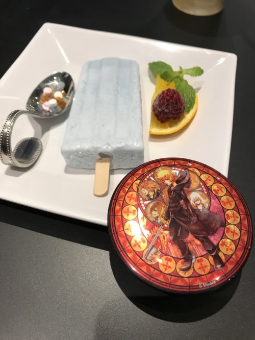 aitaikimochi: The Square Enix Cafe in Akihabara is having a limited time Kingdom Hearts cafe that will go from now until November 10th, 2017, and the decoration and food are AMAZING! All goods at the cafe are also super pretty, following the stain glass