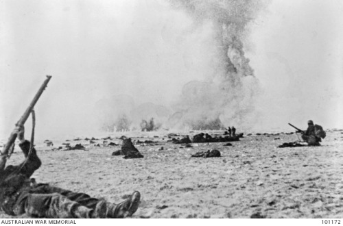 Members of the BEF fire at low-flying German aircraft during the Dunkirk evacuation (May/June 1940).