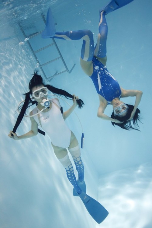 ubusakiryuiti: This is a great invention, it’s cute. Underwater knee high socks