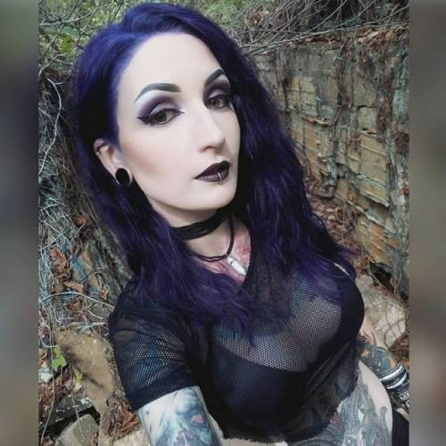 deadchicksarecool: The dark and beautiful @madame_zombie!www.deadchicksarecool.com #selfie #selfiesu