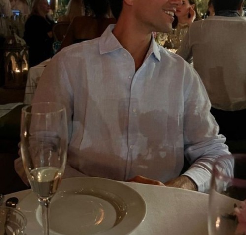 Reader And Nick Are On There First Date While Matt And Chris Are Wearing Disguises At Another Table Trying