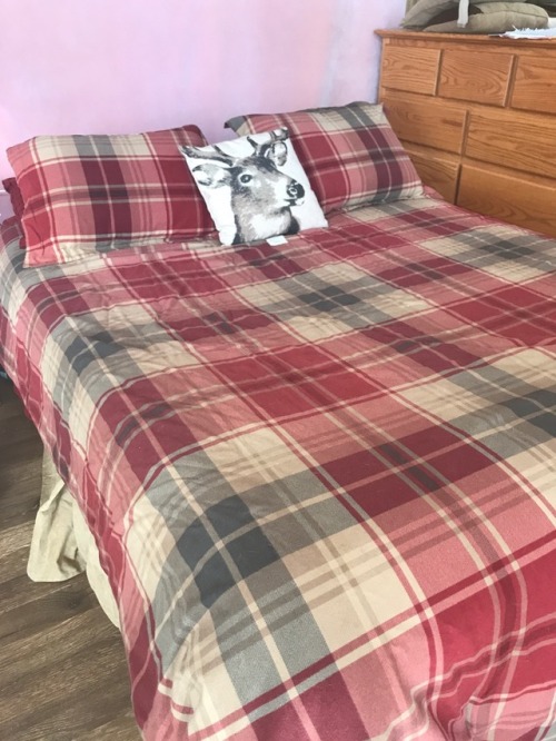 msashleighlacey:  mossyoakmaster:  Back to the flannel bedset for fall/winter and twinning with @msashleighlacey again lol  Almost twinning. My quilt is in the wash. It also depends on what fitted sheet you’re using 😂😂  Haha the flannel one that