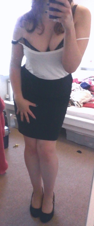 clevercurves:  User titsandskirts asked for some pencil skirt shots. Enjoy!