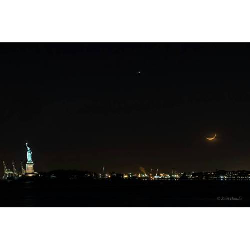 New York Harbor Moonset #nasa #apod #moon #moonset #waxingmoon #crescentmoon #satellite #venus #planet #solarsystem #newyork #newyorkcity  #newyorkharbor #statueofliberty #space #science #astronomy