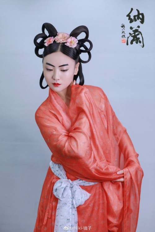 Recreation of traditional Chinese Hanfu, hairstyles, and makeup based on historical paintings.