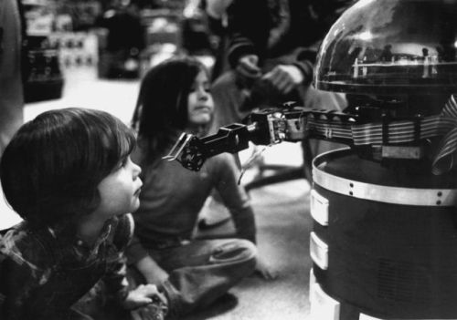 Some really great shots of kids (the Star Wars generation) seeing and interacting with RB robots.Pho