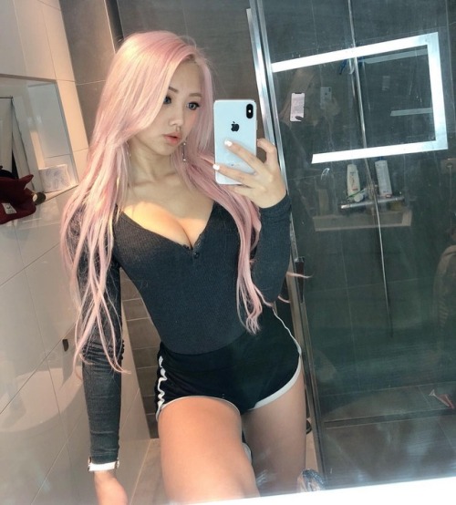 Porn photo supreme-asian-chicks: Vyvan Le Instagram