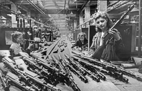 vatnik-ivan:yababay:Сборка пулеметов на конвейере. Москва, 1943 г.Women work on the assembly line at