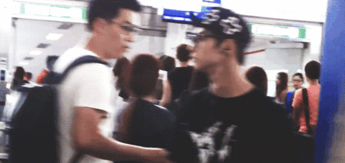 sugaglos:Leader making sure everyone goes before him♥