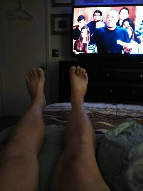 achillestickler: The wide bear feet of a guy I once had an online chat with. Damn.