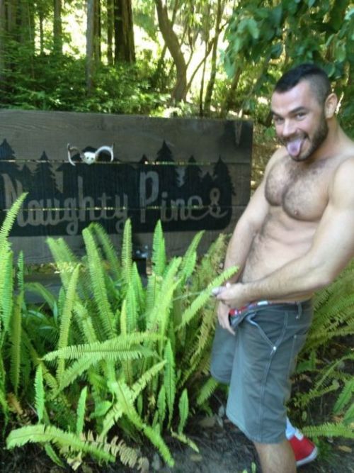 ratedxinsf:  truckstop-troughman:  edu-dudu: Jessy Ares mijando! ♥  Who wants to go to naughtypines with me? 