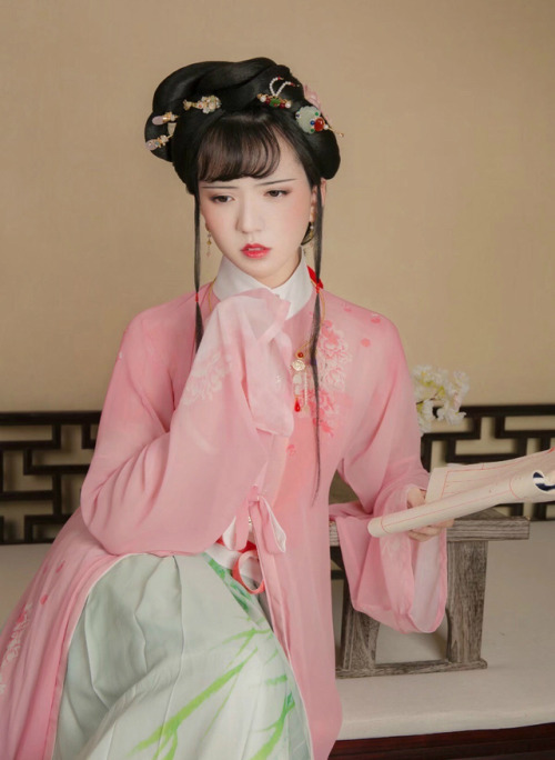 changan-moon: Traditional Chinese hanfu in style of Dream of the Red Chamber by 琉璃画影工作室.