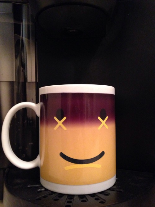 imyours1ut: swimtosafety: My awesome cup hehe It’s on amazon, if you search color changing mug