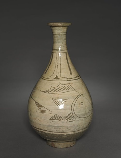 cma-korean-art: Bottle with Incised and Sgraffito Fish Design, 1400, Cleveland Museum of Art: Korean