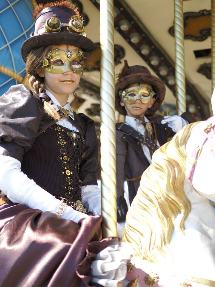 arsenicinshell:  Laetitia Goeres Vega is a super mum who made herself the costumes