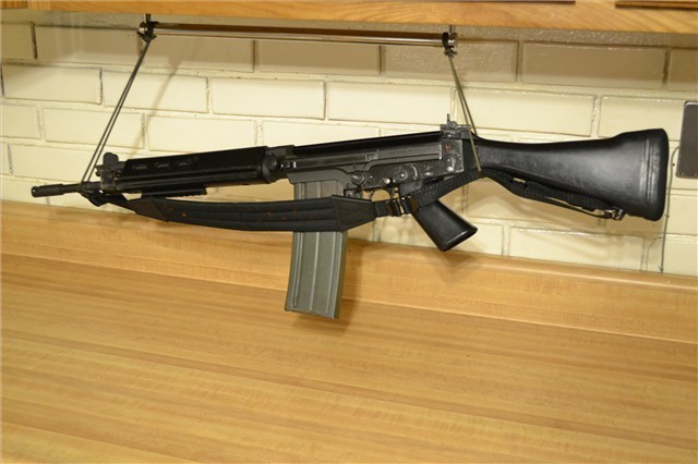 gunrunnerhell:  DSA SA58 Carbine An 18” barreled version with a rather uncommon