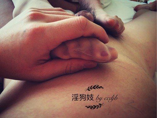 ccdjb: 好多人都说喜欢这个骚货的小脚丫，今天给你们拍点看看吧，确实是双玉足，小巧玲珑，足交爽的不行不行的，还有淡淡的香味，也很喜欢在身上写字，十元一次，求操骚逼！喜欢的快来报名吧！请多多转发必须