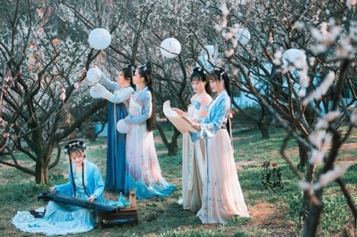 ziseviolet: Women in traditional Chinese hanfu.