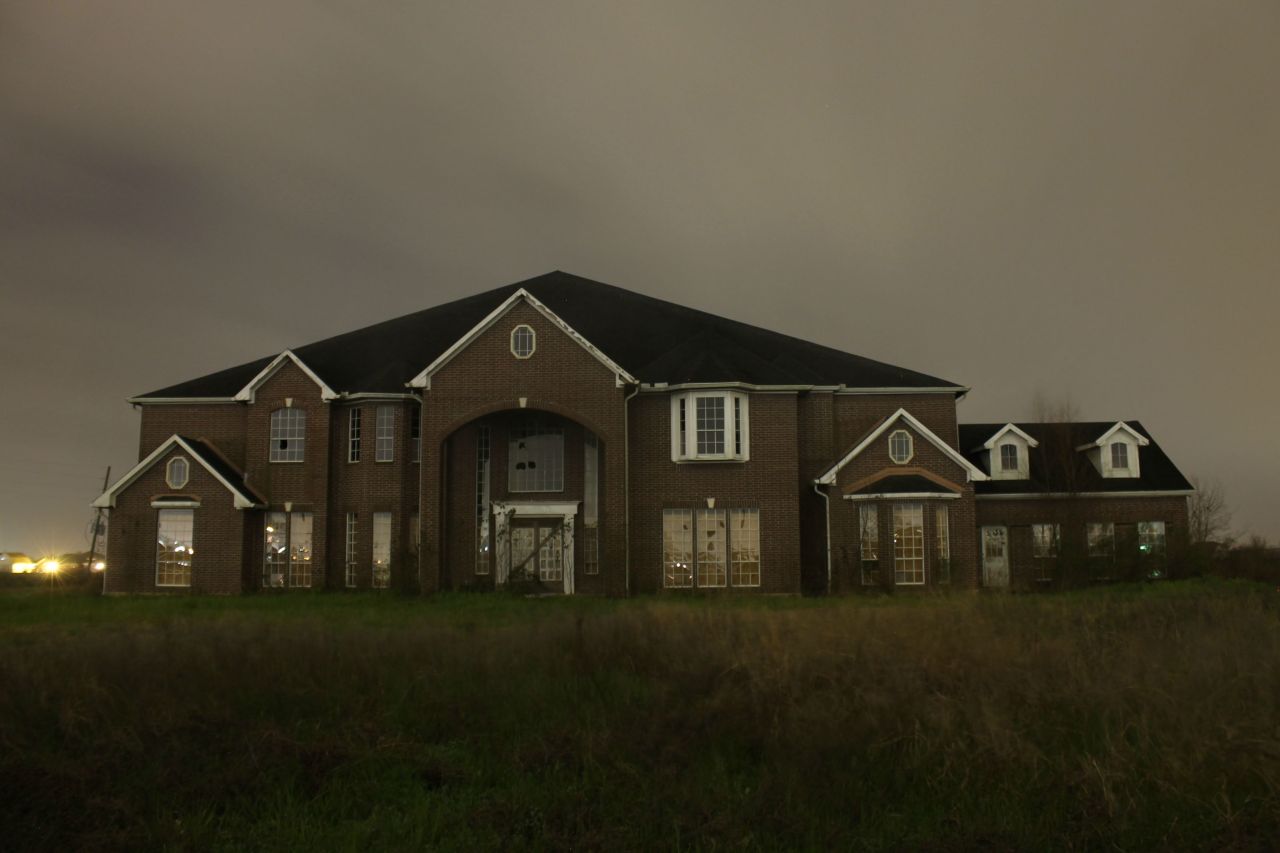 destroyed-and-abandoned:  Abandoned Mansion in Pearland, Texas by badgeologist