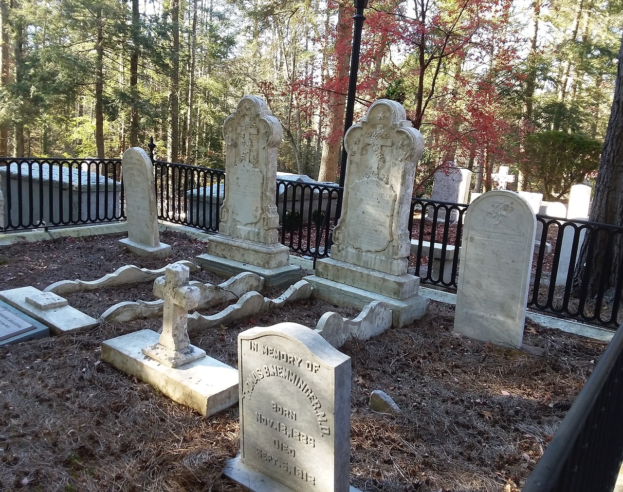 ashevillecemeteries:But if he’s a ghost then I can be a phantom holding him for