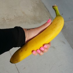 sizequeenconfessions:  darlingpresleypriscillatribute:  Now THAT is what you call a #banana ☆ #sizematters #doh  Mmmm hmmm, I should carry this one around to show boys how big they should be if they wanna get with me ;)