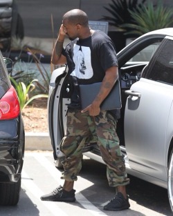 kuwkimye:  Kanye Out in Calabasas - July