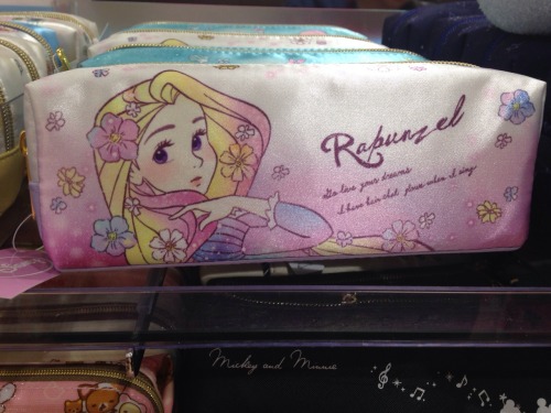 Lovely Disney character pen cases. I’m not a big Rupunzel or Alice fan but really love the art