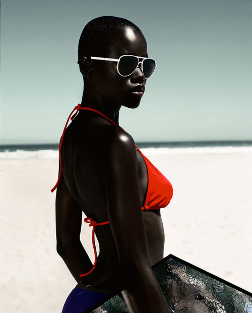 the-goddamazon:  africafashionweek:  Kaone Kario by Robert Grischek  Why can’t my skin be this dark and luminous? 